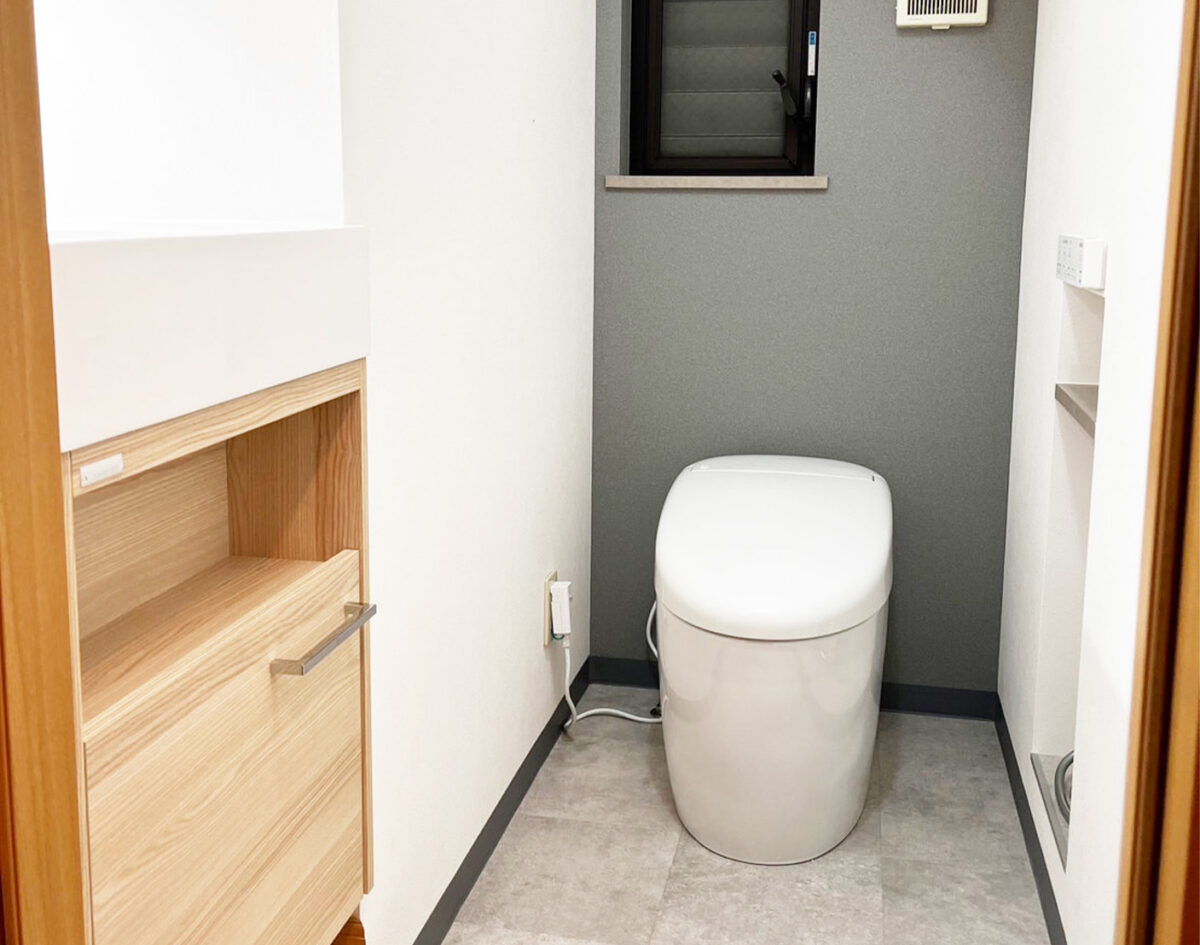 【杉並区 トイレ内装リフォーム事例】限られた空間に独立手洗いを新設し、落ち着きのある空間へ