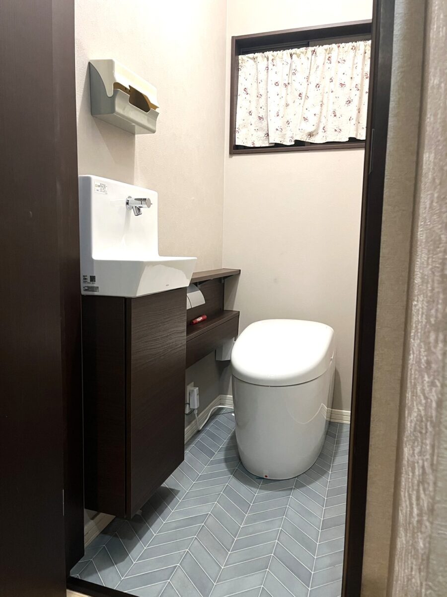 手洗付タンクトイレから独立した手洗いのあるトイレへ